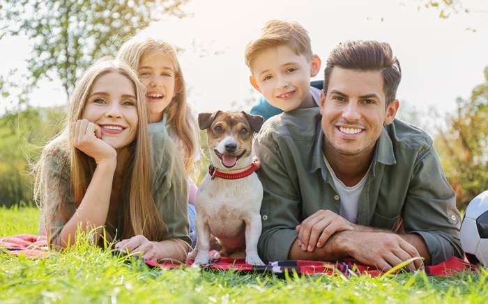 fdl - familia feliz con perro